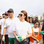 Jacqueline Fernandez Instagram - Versova beach clean up drive! Great initiative @deepakmukut and all the best for the film inspired by Swacch Bharat Abhiyaan ‘Bal Naren’ all the best to the entire team and those involved in the film and thanks to all those who came in support of this important initiative ❤️🌈 thanks to Hon. MLA for your continued support @lavekarbharatiofficial @sohamrockstrent @itarunrathi #balnaren