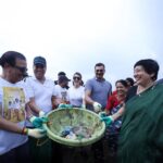Jacqueline Fernandez Instagram - Versova beach clean up drive! Great initiative @deepakmukut and all the best for the film inspired by Swacch Bharat Abhiyaan ‘Bal Naren’ all the best to the entire team and those involved in the film and thanks to all those who came in support of this important initiative ❤️🌈 thanks to Hon. MLA for your continued support @lavekarbharatiofficial @sohamrockstrent @itarunrathi #balnaren
