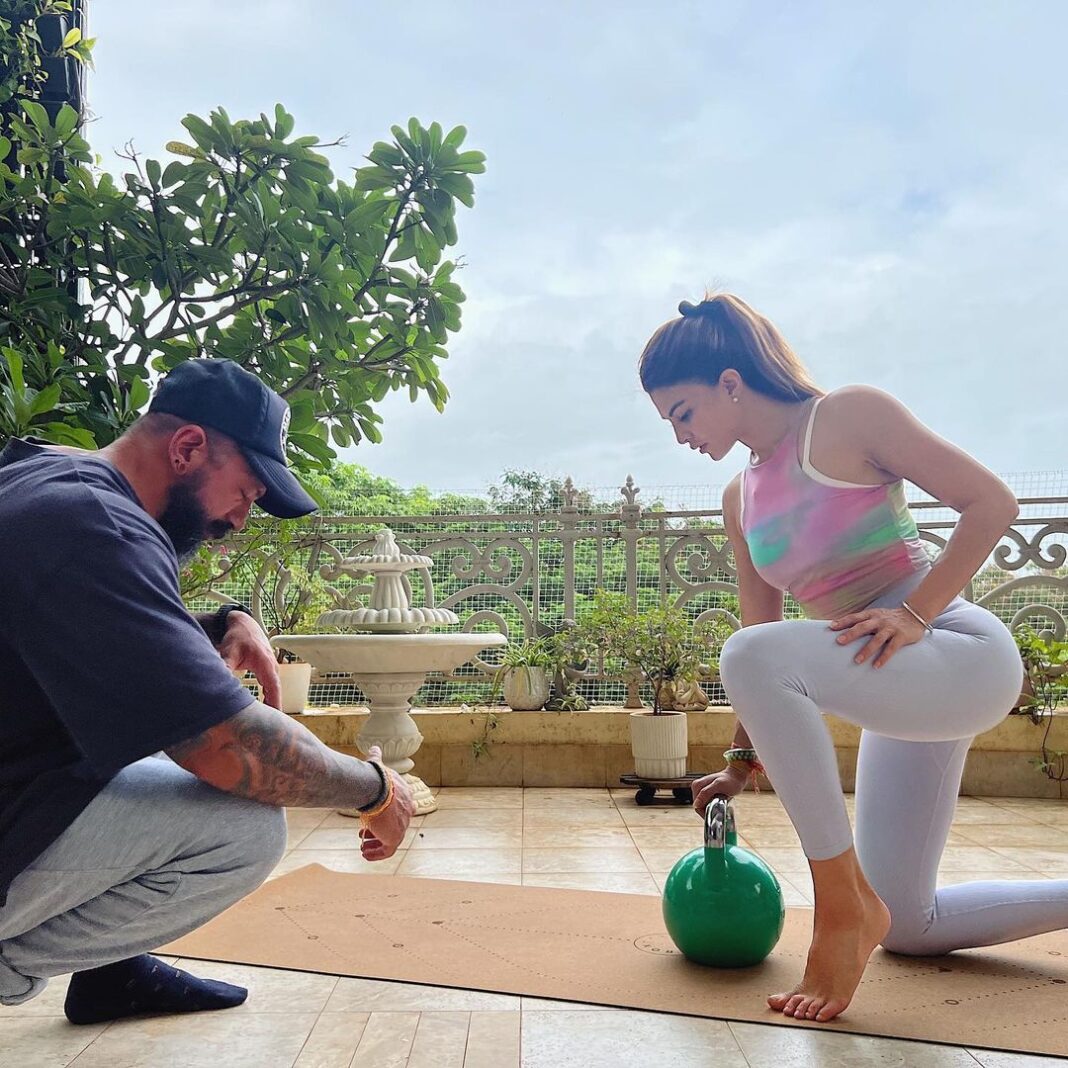 Jacqueline Fernandez Instagram - 💪