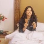 Janhvi Kapoor Instagram - When transition reels don’t work for #JanhviKapoor because her wild Friday night plans include staying in and watching the #FilmfareAwards! #Wolf777newsFilmfareAwards #FilmfareOnReels