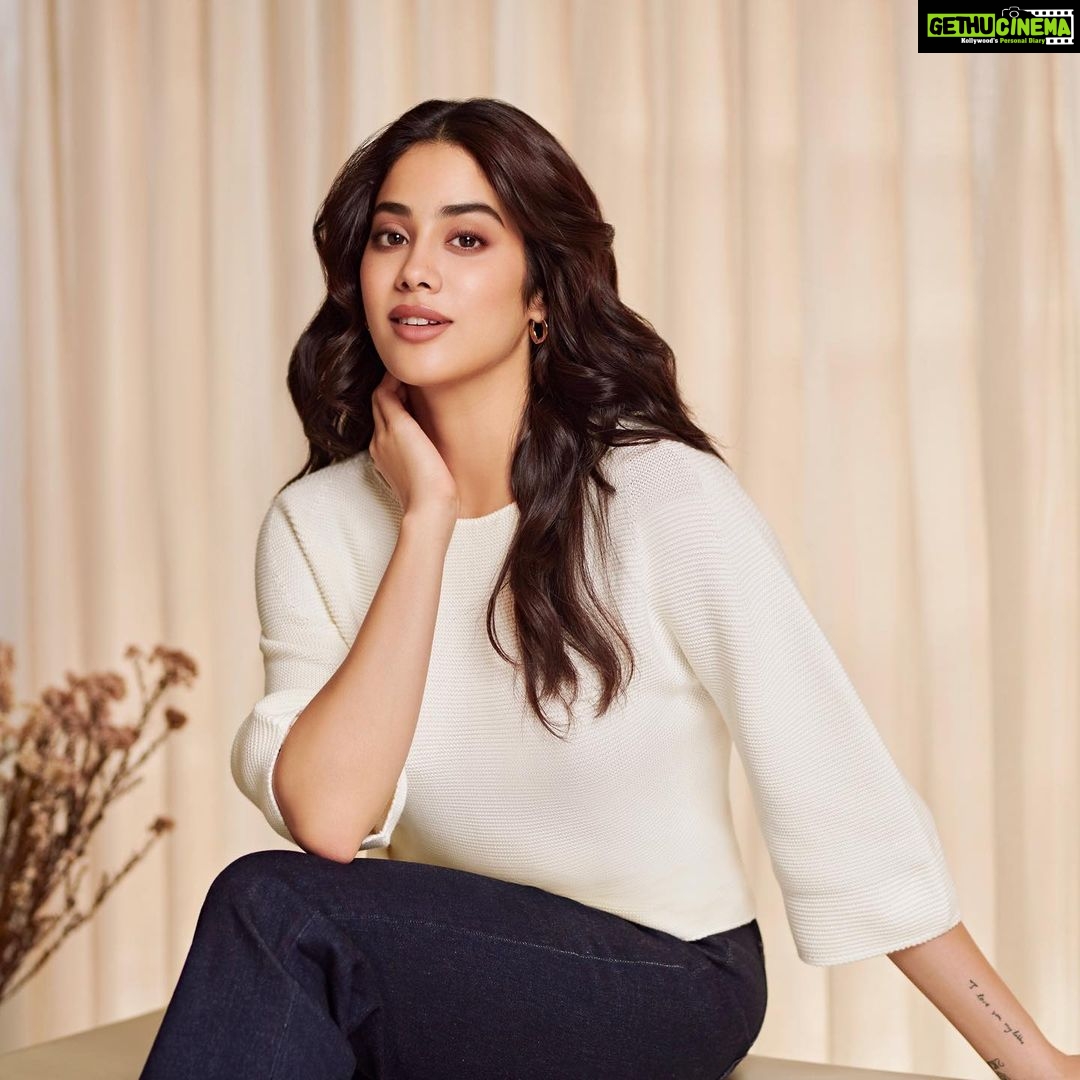 Janhvi Kapoor Instagram - Fall ready with @uniqloin! Check out the new Knit collection which is soft in texture, made of 100% high quality fabric and available in a variety of colours. #UNIQLOIndia #LifeWear #KnitCollection