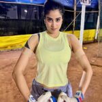 Janhvi Kapoor Instagram - trying to keep it together #literally 💪🏼