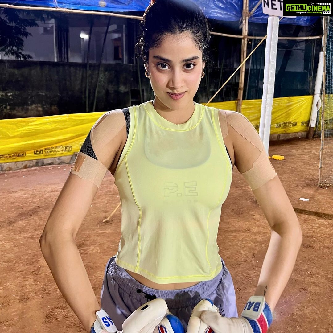 Janhvi Kapoor Instagram - trying to keep it together #literally 💪🏼