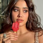 Janhvi Kapoor Instagram - the last few weeks - a selfie series Iske baad seedha theatres mein #Milli 4th November ko 🥳😬