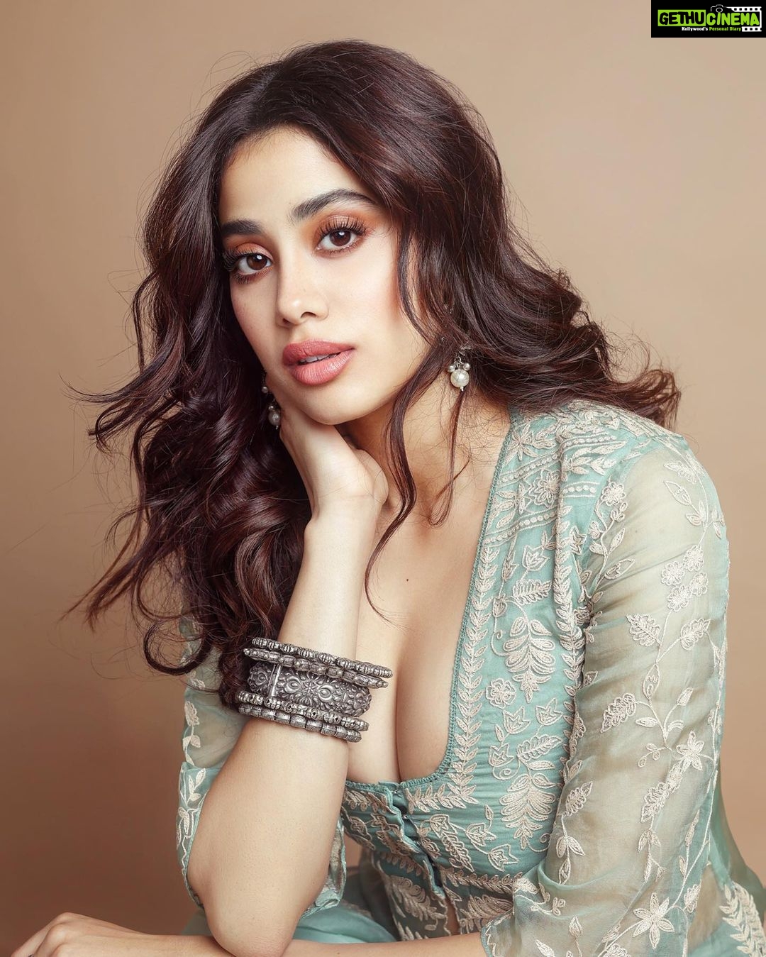 Janhvi Kapoor Instagram - portraits of a girl out of a freezer… and into your hearts?? 😬🙃🤞🏻 #Mili