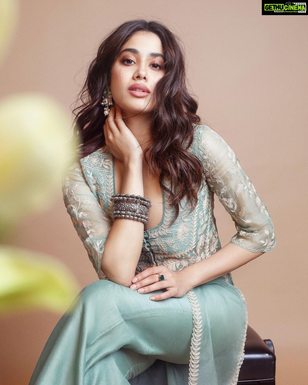 Janhvi Kapoor Instagram - portraits of a girl out of a freezer… and into your hearts?? 😬🙃🤞🏻 #Mili