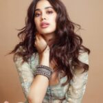 Janhvi Kapoor Instagram – portraits of a girl out of a freezer… and into your hearts?? 😬🙃🤞🏻 #Mili