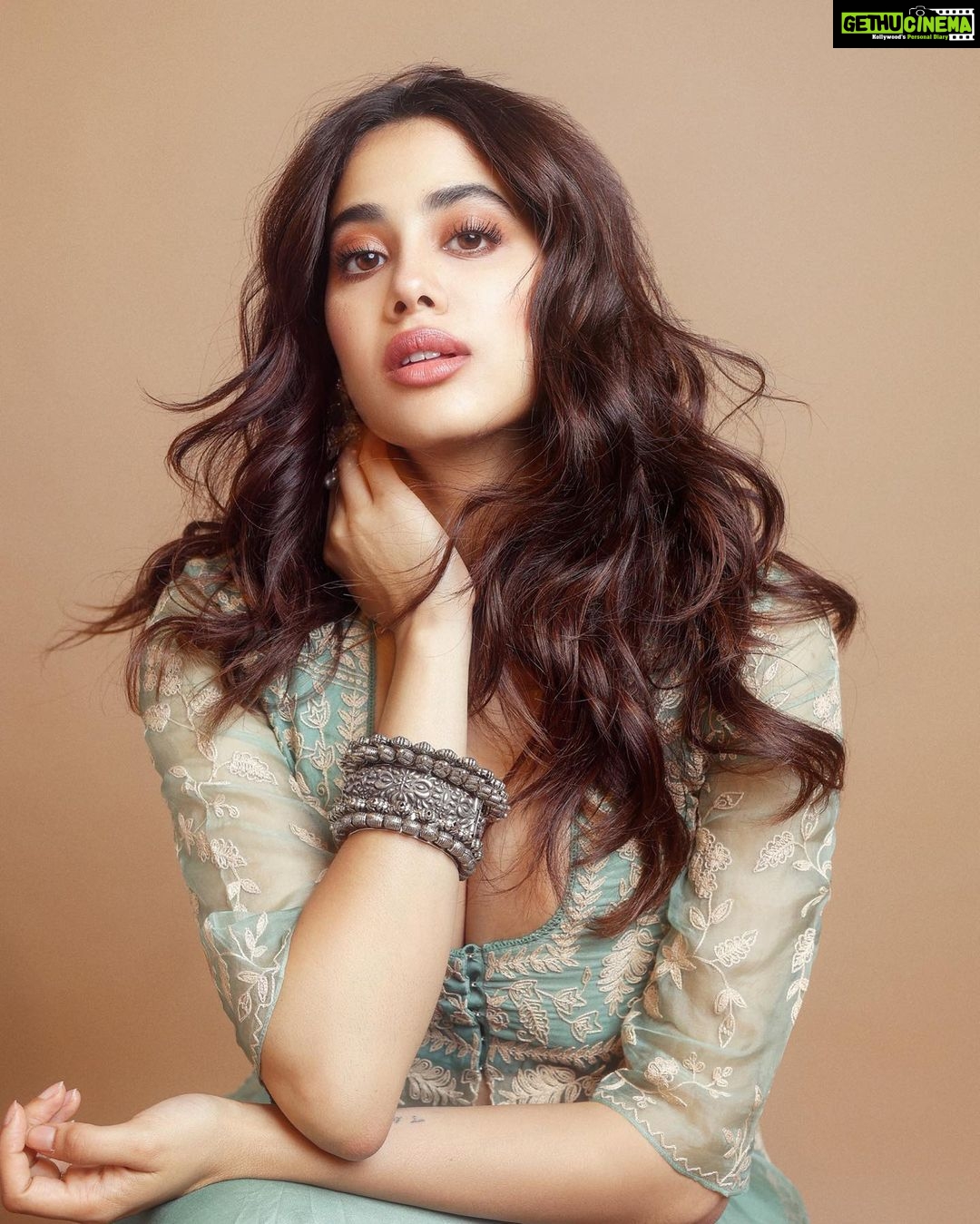Janhvi Kapoor Instagram - portraits of a girl out of a freezer… and into your hearts?? 😬🙃🤞🏻 #Mili
