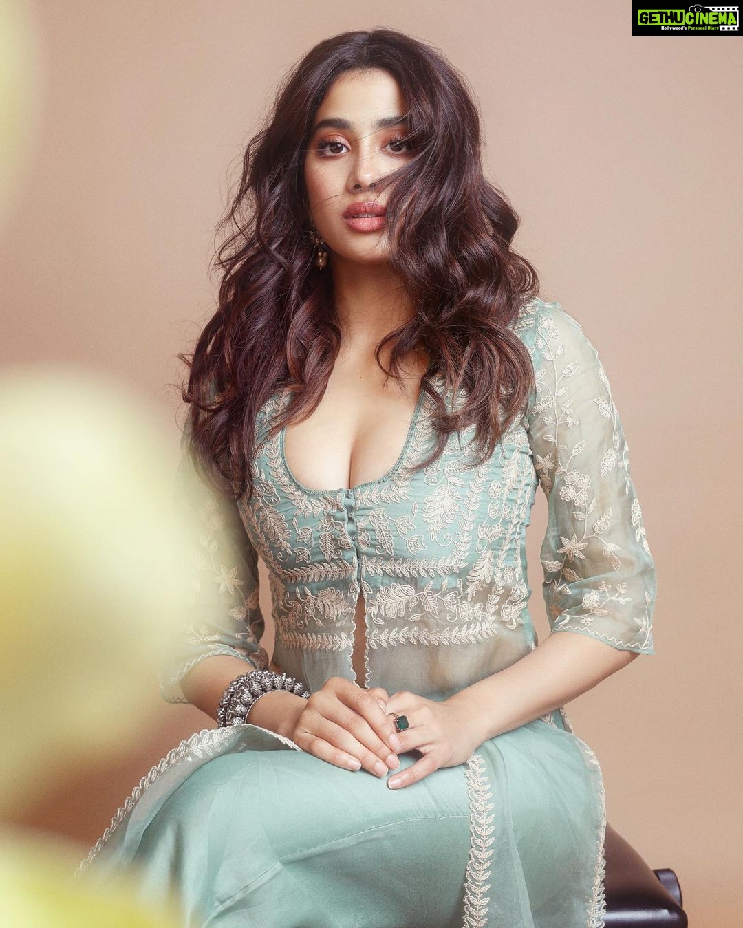 Janhvi Kapoor Instagram - portraits of a girl out of a freezer… and into your hearts?? 😬🙃🤞🏻 #Mili