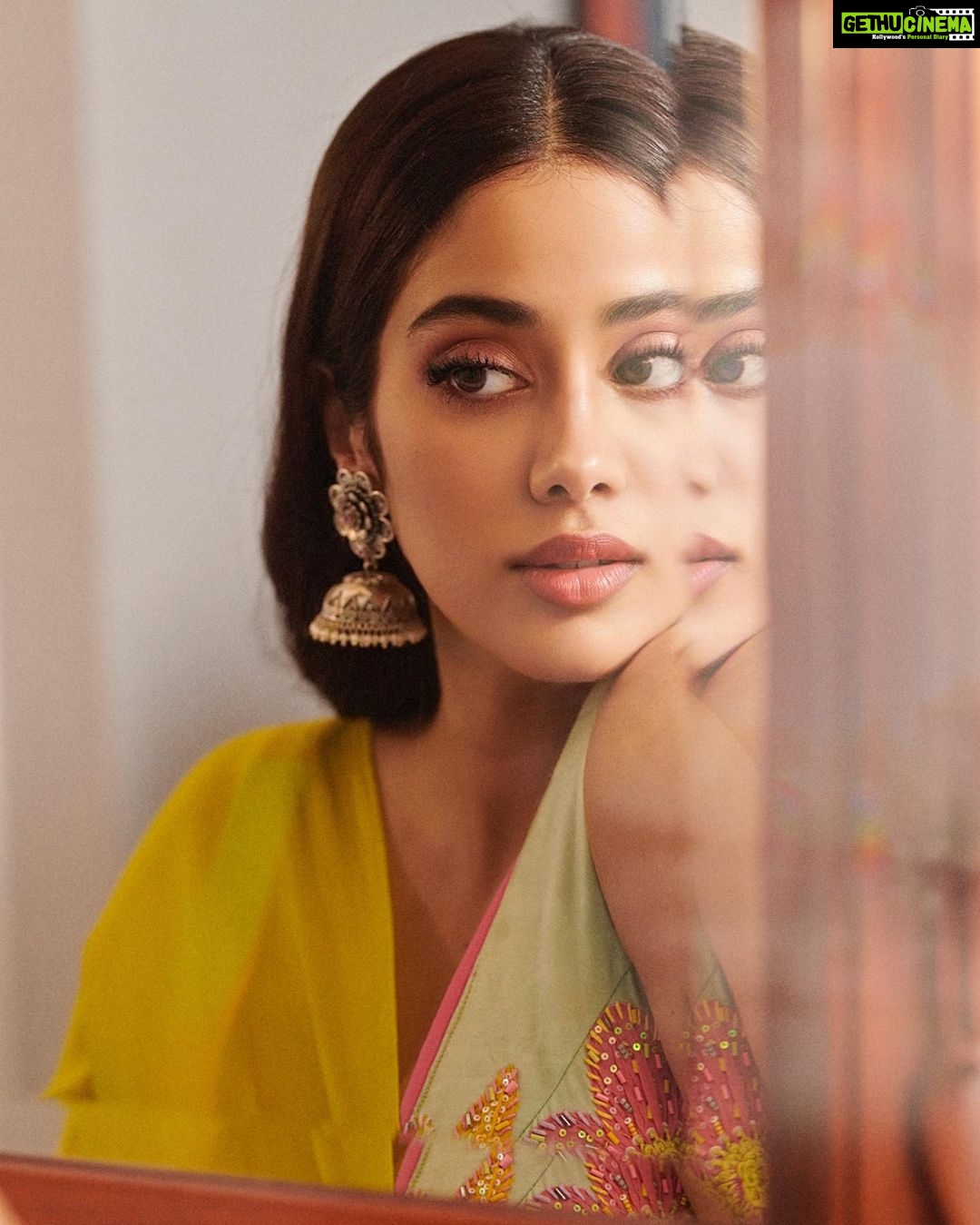 Janhvi Kapoor Instagram - hum tum bas chalte chalein 💕🎶