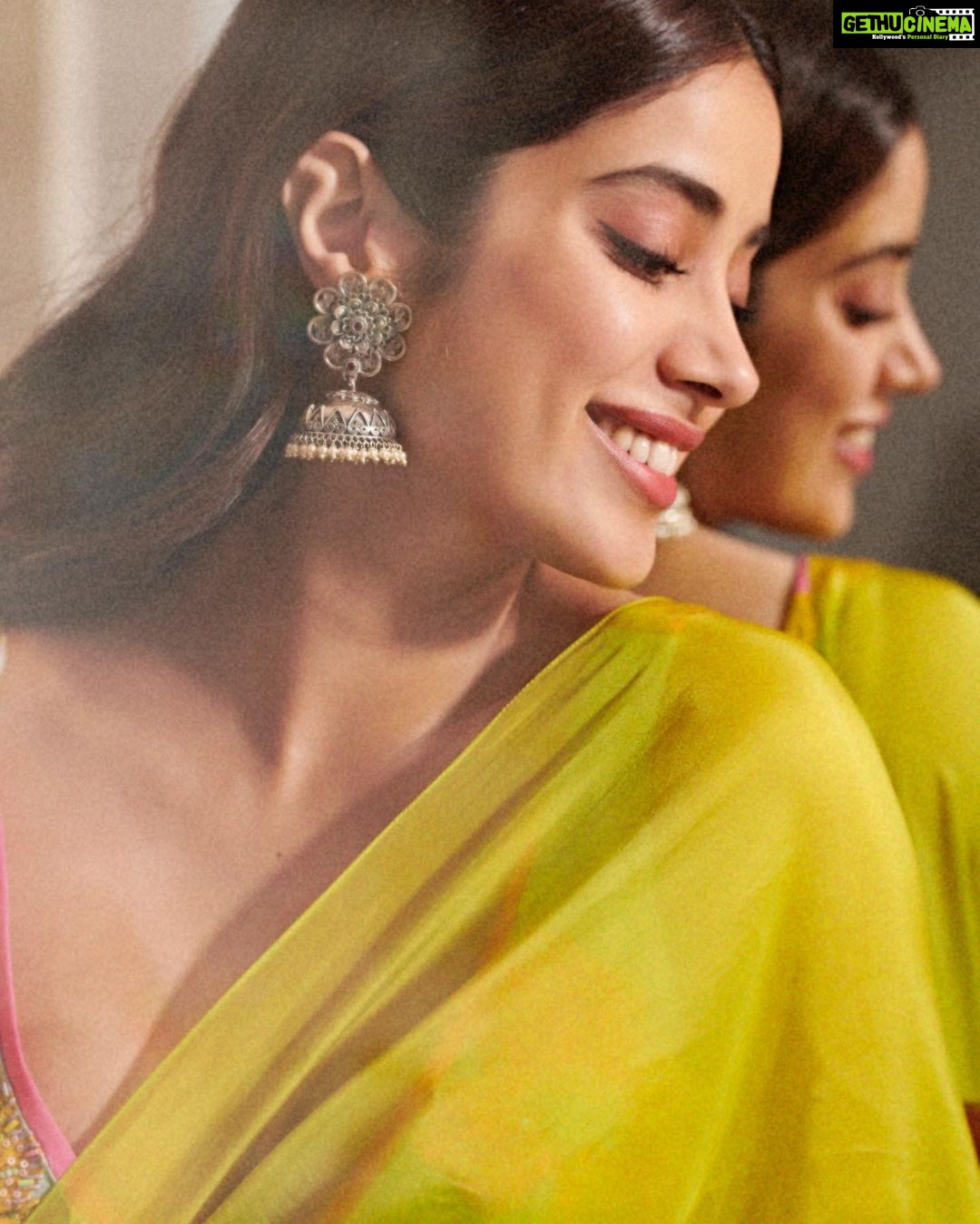 Janhvi Kapoor Instagram - hum tum bas chalte chalein 💕🎶