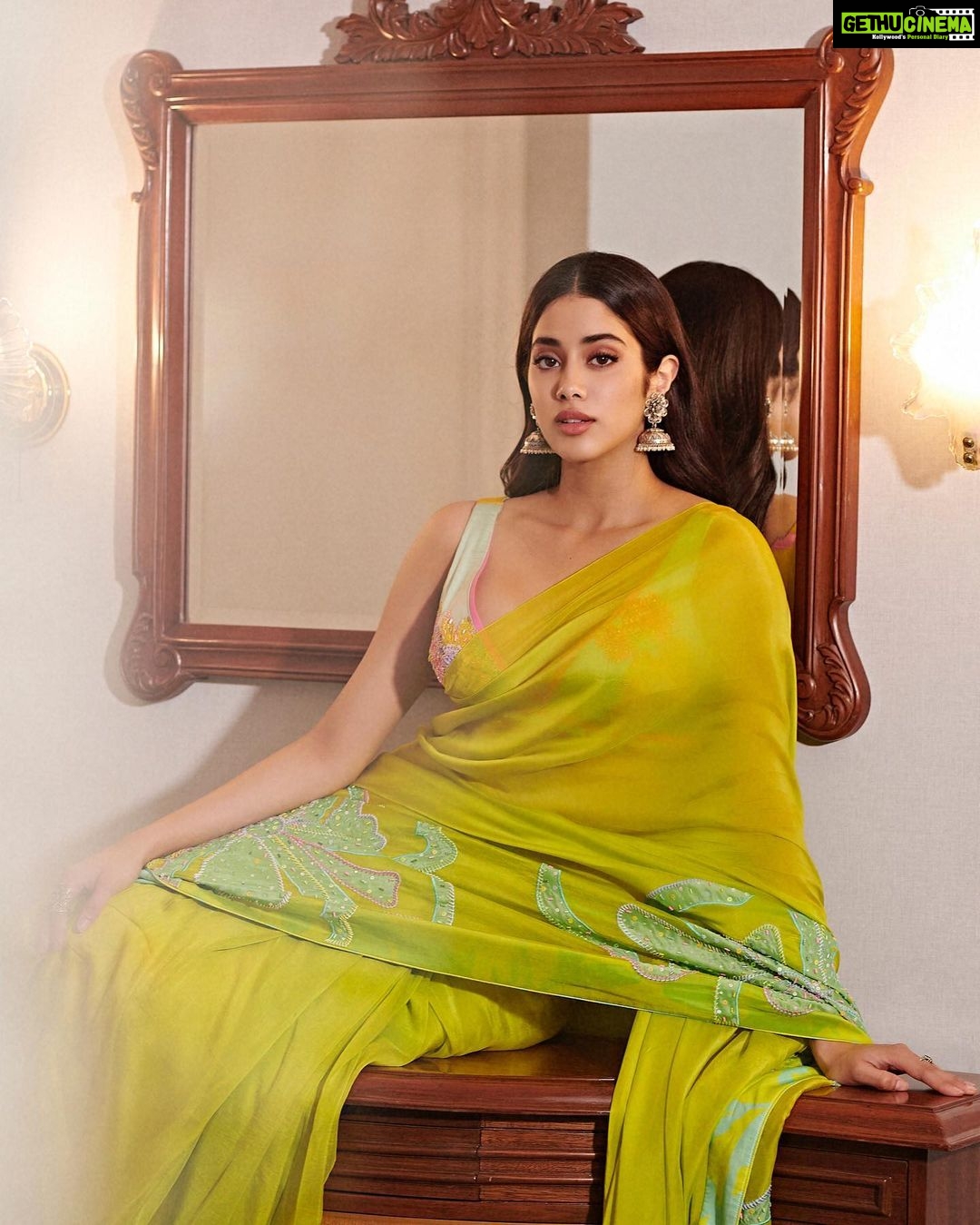 Janhvi Kapoor Instagram - hum tum bas chalte chalein 💕🎶