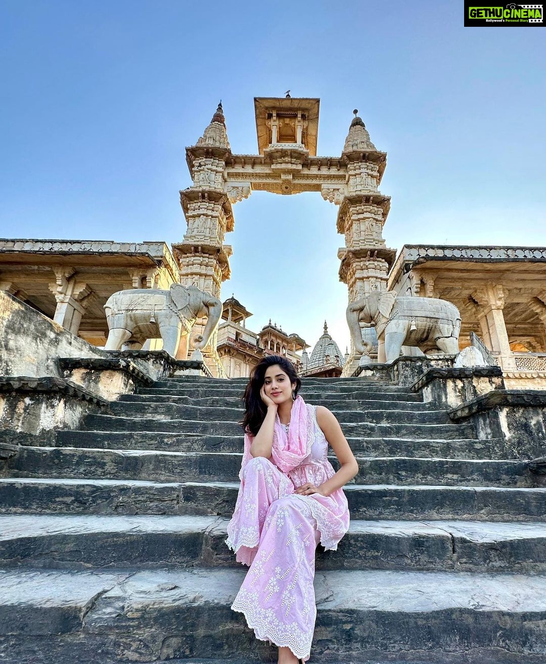 Janhvi Kapoor Instagram - 5 years later back here ❤️ #Dhadak 💓 ➡️ #MrandMrsMahi 🏏