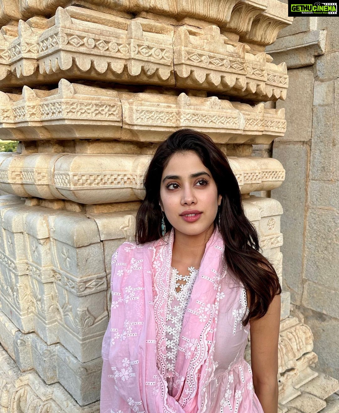Janhvi Kapoor Instagram - 5 years later back here ❤️ #Dhadak 💓 ➡️ #MrandMrsMahi 🏏