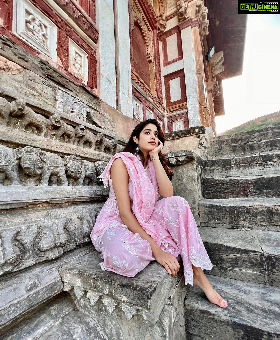 Janhvi Kapoor Instagram - 5 years later back here ❤️ #Dhadak 💓 ➡️ #MrandMrsMahi 🏏