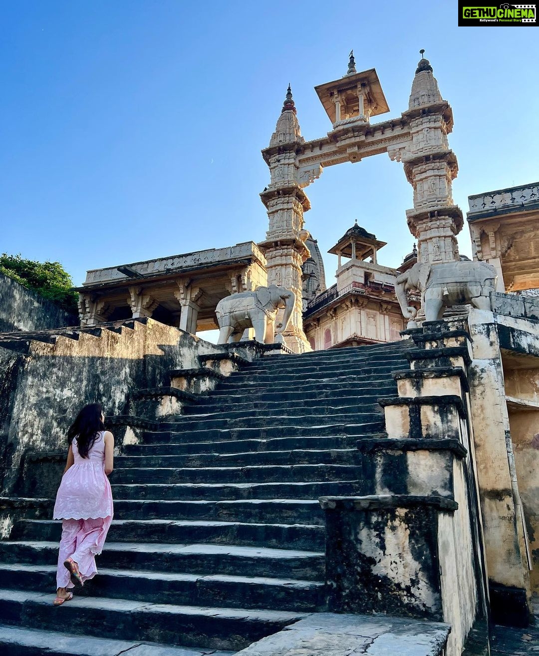 Janhvi Kapoor Instagram - 5 years later back here ❤️ #Dhadak 💓 ➡️ #MrandMrsMahi 🏏