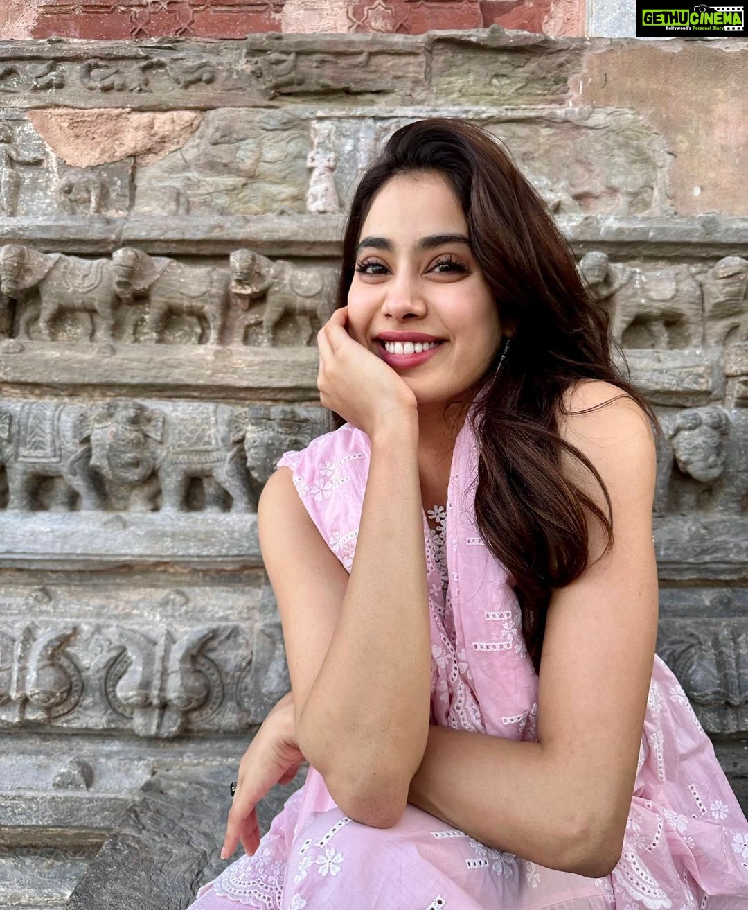 Janhvi Kapoor Instagram - 5 years later back here ❤️ #Dhadak 💓 ➡️ #MrandMrsMahi 🏏
