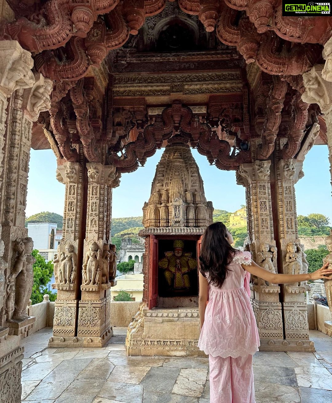 Janhvi Kapoor Instagram - 5 years later back here ❤️ #Dhadak 💓 ➡️ #MrandMrsMahi 🏏
