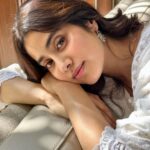 Janhvi Kapoor Instagram - happy Monday ☺️ wish me luck for my #MrandMrsMahi outdoor!! 🤞🏻👼🏻💕🥰🎉