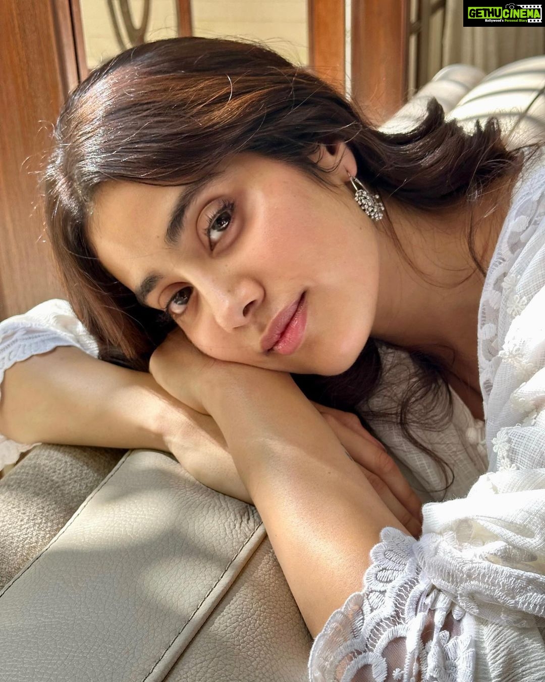 Janhvi Kapoor Instagram - happy Monday βΊοΈ wish me luck for my #MrandMrsMahi outdoor!! π€π»πΌπ»ππ₯°π