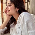 Janhvi Kapoor Instagram - happy Monday ☺️ wish me luck for my #MrandMrsMahi outdoor!! 🤞🏻👼🏻💕🥰🎉