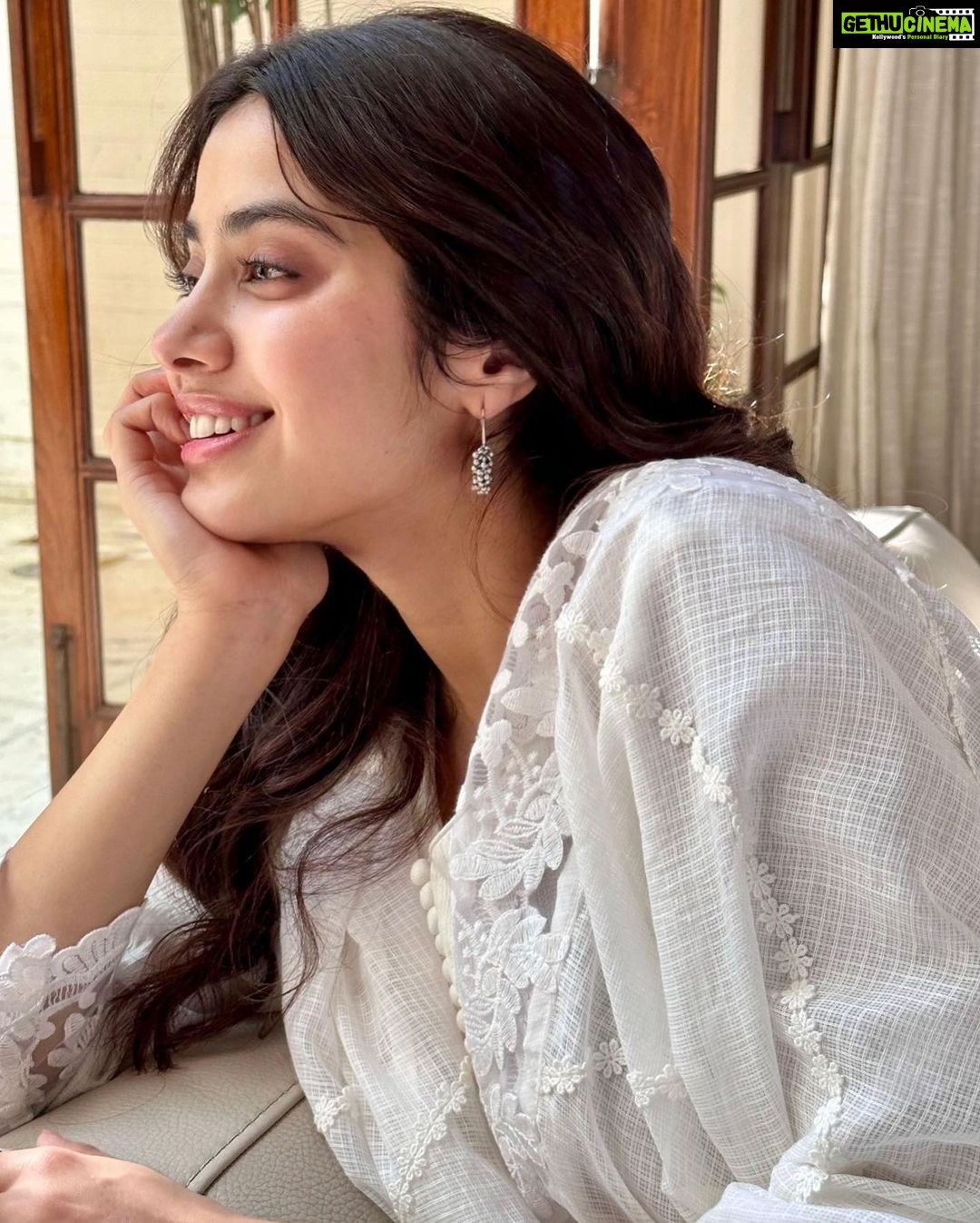 Janhvi Kapoor Instagram - happy Monday βΊοΈ wish me luck for my #MrandMrsMahi outdoor!! π€π»πΌπ»ππ₯°π