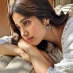 Janhvi Kapoor Instagram - happy Monday ☺️ wish me luck for my #MrandMrsMahi outdoor!! 🤞🏻👼🏻💕🥰🎉