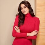 Janhvi Kapoor Instagram - Fall ready with @uniqloin! Check out the new Knit collection which is soft in texture, made of 100% high quality fabric and available in a variety of colours. #UNIQLOIndia #LifeWear #KnitCollection