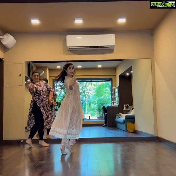 Janhvi Kapoor Instagram - trying to keep it together #literally 💪🏼