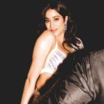 Janhvi Kapoor Instagram – trying to keep it together #literally 💪🏼