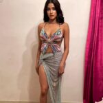 Janhvi Kapoor Instagram – trying to keep it together #literally 💪🏼