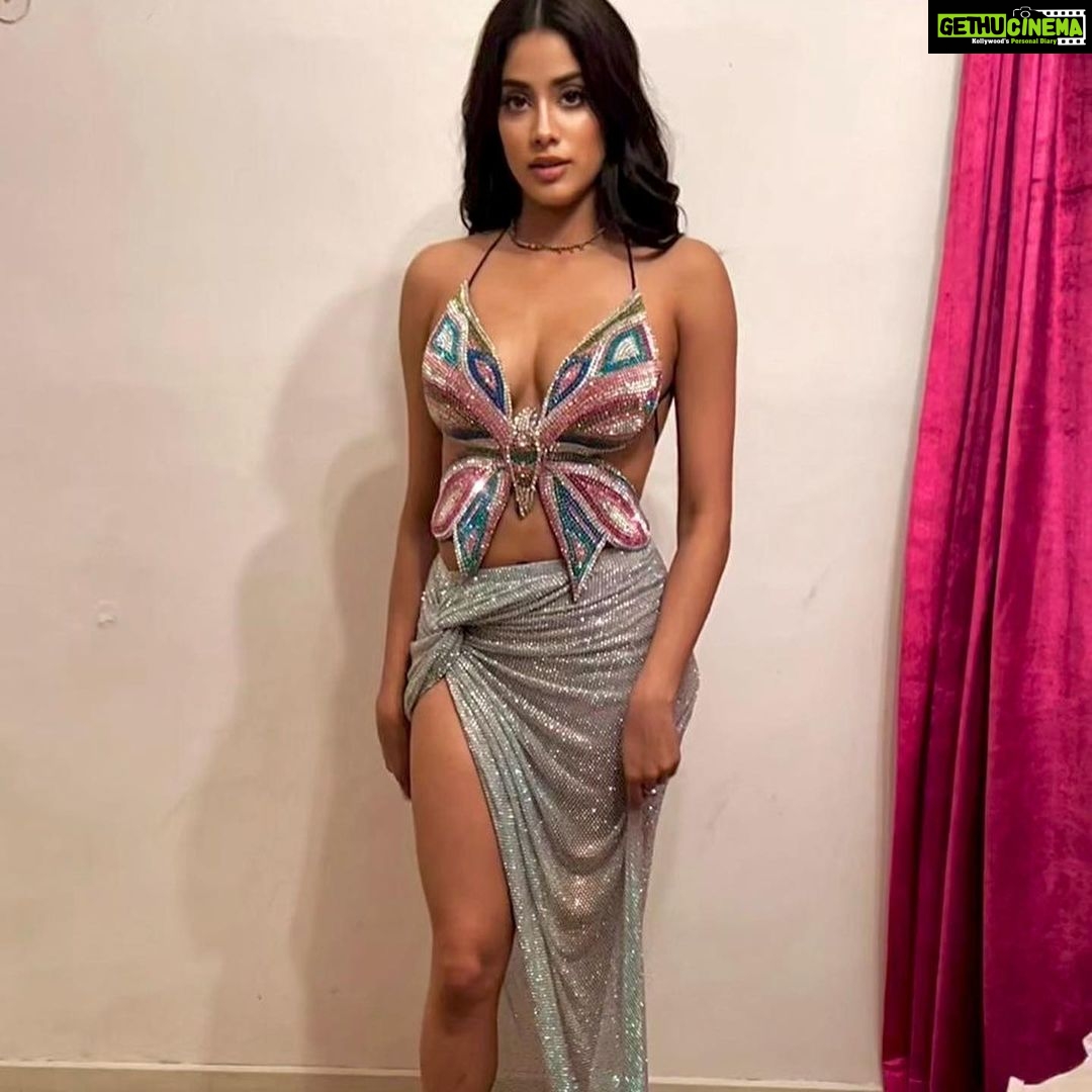 Janhvi Kapoor Instagram - trying to keep it together #literally 💪🏼