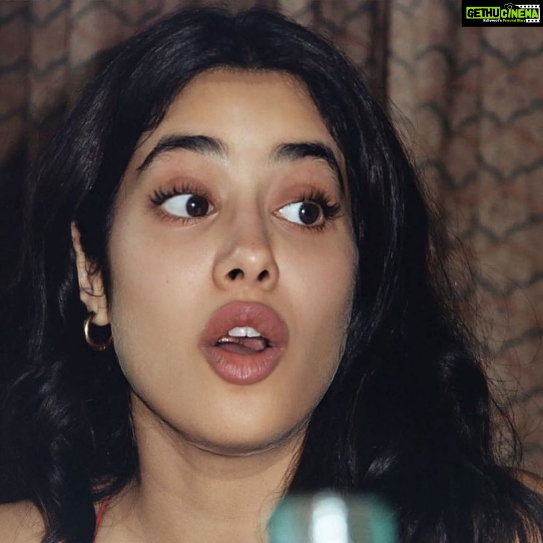 Janhvi Kapoor Instagram - trying to keep it together #literally 💪🏼
