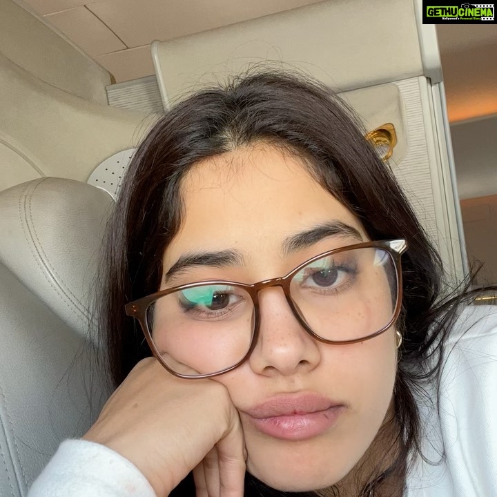 Janhvi Kapoor Instagram - trying to keep it together #literally 💪🏼