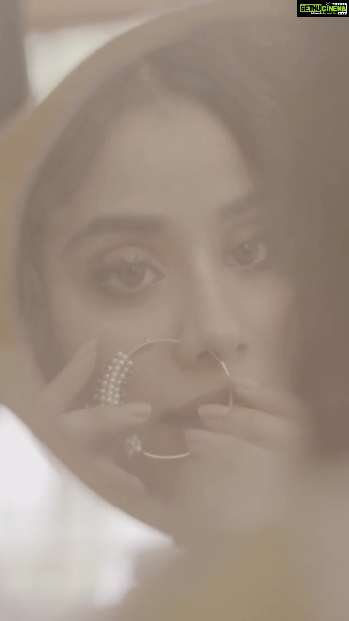 Janhvi Kapoor Instagram - Wearing @manishmalhotraworld always makes me feel special 💓 For @hellomagindia Editor: Ruchika Mehta @ruchikamehta05 Interview: Nayare Ali @nayareali Video Production: Viraj Joshi @virajjoshiii Digital Content and Management: Tanya Verma @tanyaverma_95 and Aishwarya Dravid @aishwaryadravid Creative Direction: Avantikka Kilachand @avantikkak Fashion Editor: Sonam Poladia @sonampoladia Junior Stylist: Anushree Sardesai @anushree_sardesai Make-Up: Savleen Manchanda @savleenmanchanda Hair: Priyanka Borkar @priyanka.s.borkar Wardrobe Courtesy: Manish Malhotra @manishmalhotra05 @manishmalhotraworld Team Manish Malhotra: Chandni Prakash Gowani @chandniprakash PR Agency: Hype PR @hypenq_pr