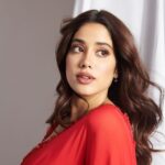 Janhvi Kapoor Instagram - The #Mili trailer is out now guys!! And I’ve realised the best way to pose when you’re sleep deprived and shaking with nervousness is to avoid eye contact and look mysterious 🫠 TRAILER LINK IN BIO