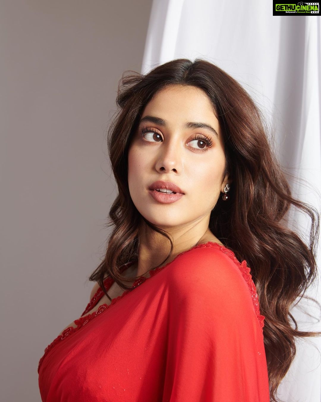 Janhvi Kapoor Instagram - The #Mili trailer is out now guys!! And I’ve realised the best way to pose when you’re sleep deprived and shaking with nervousness is to avoid eye contact and look mysterious 🫠 TRAILER LINK IN BIO