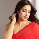 Janhvi Kapoor Instagram - The #Mili trailer is out now guys!! And I’ve realised the best way to pose when you’re sleep deprived and shaking with nervousness is to avoid eye contact and look mysterious 🫠 TRAILER LINK IN BIO