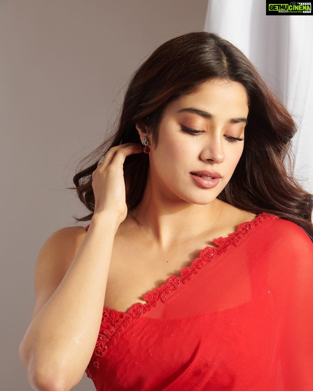 Janhvi Kapoor Instagram - The #Mili trailer is out now guys!! And I’ve realised the best way to pose when you’re sleep deprived and shaking with nervousness is to avoid eye contact and look mysterious 🫠 TRAILER LINK IN BIO