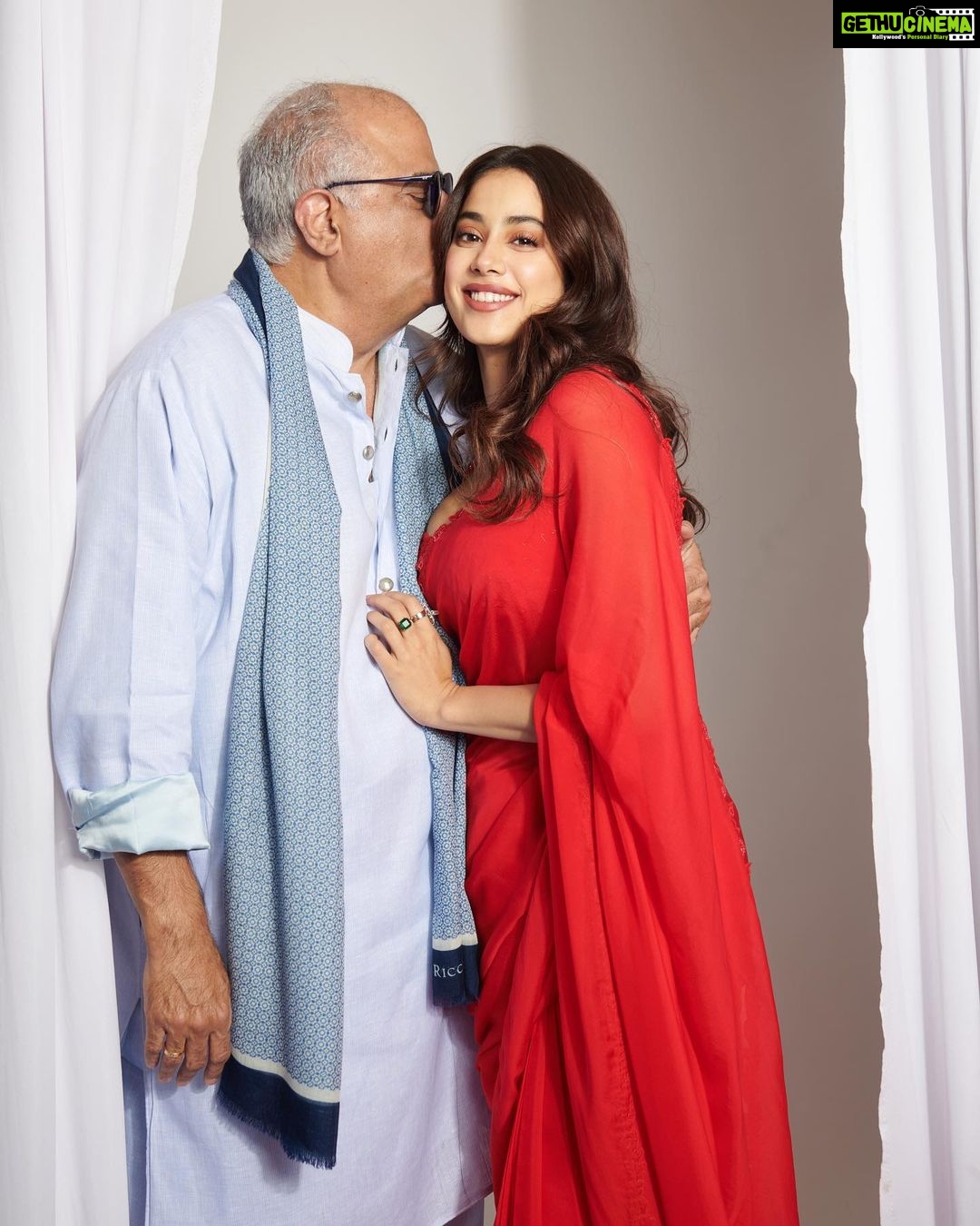 Janhvi Kapoor Instagram - The #Mili trailer is out now guys!! And I’ve realised the best way to pose when you’re sleep deprived and shaking with nervousness is to avoid eye contact and look mysterious 🫠 TRAILER LINK IN BIO