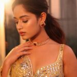 Jannat Zubair Rahmani Instagram - इश्क़ है तो शक कैसा अगर नहीं है तो हक़ कैसा 💗 Outfit @sequinzeindia Jewellery @sequinzejewels @styledbysujata 📸 @smileplease_25 Hair @hairstylist_jennny Makeup @divasbydivya