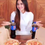 Jannat Zubair Rahmani Instagram - Why choose? When you can have it all! Yes, that's right! @pizzahut_india's new Veg Flavour Fun Box @349 has 4 assorted Pizzas with 5 yummy sauces to choose from! And the best part is that it comes with 1 chilled & refreshing @pepsiindia FREE! #ShutUpAndTakeMyMoney #FlavourFunBox #PizzaHut #Pepsi