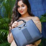 Jannat Zubair Rahmani Instagram - @lavieworld handbags in vibrant hues for my happy mood. Use code JANNAT20 to get additional 20% off at www.lavieworld.com 👜🔥 #lavieworld #LavieXJannat #lavieenrose #fickleisfun #handbag #fashion #style #sale #jannatzubair #ad #collaboration