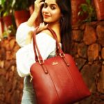 Jannat Zubair Rahmani Instagram - @lavieworld handbags in vibrant hues for my happy mood. Use code JANNAT20 to get additional 20% off at www.lavieworld.com 👜🔥 #lavieworld #LavieXJannat #lavieenrose #fickleisfun #handbag #fashion #style #sale #jannatzubair #ad #collaboration
