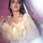Jasmin Bhasin Instagram - Don’t look at the caption , look at me 🙋‍♀️😝 Shot by super sweet & fabulous @rishabhkphotography Makeup by @fab_beauty___ Outfit @aanchalrohra Styled by @kmundhe4442