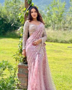 Jasmin Bhasin Instagram - Swipe left for my favourite one 😍

Styled by @stylingbyvictor @sohail__mughal___
Outfit @anjaleeandarjunkapoor
Accessories @kushalsfashionjewellery 
For #krishrag engagement