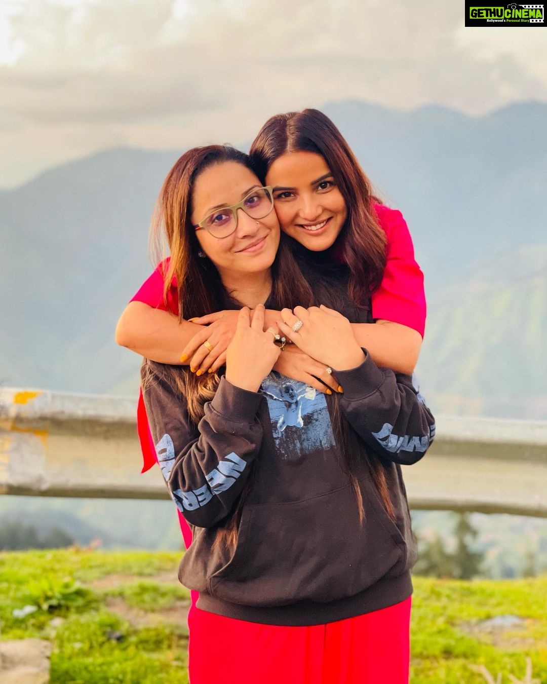 Jasmin Bhasin Instagram - Will always hold onto you like this ❤️ Happy birthday my superwoman and soul sister @ilhamgoni Always praying for your good health and happiness ❤️ I love you a lot 😘😘