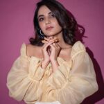 Jasmin Bhasin Instagram - Don’t look at the caption , look at me 🙋‍♀️😝 Shot by super sweet & fabulous @rishabhkphotography Makeup by @fab_beauty___ Outfit @aanchalrohra Styled by @kmundhe4442