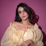 Jasmin Bhasin Instagram - Don’t look at the caption , look at me 🙋‍♀️😝 Shot by super sweet & fabulous @rishabhkphotography Makeup by @fab_beauty___ Outfit @aanchalrohra Styled by @kmundhe4442