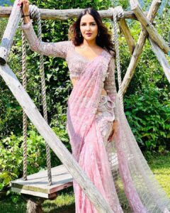 Jasmin Bhasin Instagram - Swipe left for my favourite one 😍

Styled by @stylingbyvictor @sohail__mughal___
Outfit @anjaleeandarjunkapoor
Accessories @kushalsfashionjewellery 
For #krishrag engagement